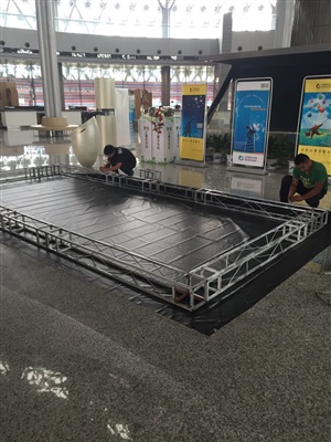 大圓球布場中