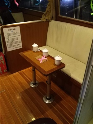 金雞湖夜游，等待客人登船