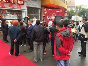 現(xiàn)場小丑演出人氣火爆