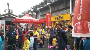 云三七路演江西婺源現(xiàn)場的三牛人