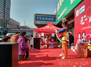 主持、小丑和大媽舞蹈吸引人氣